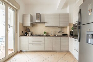 Fridge, microwave, oven, coffee/tea maker - D'Ossuna Central Home by Wonderful Italy (Palermo)