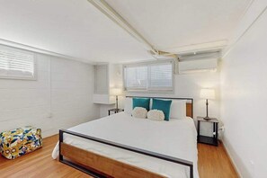 5 bedrooms, travel cot, WiFi, bed sheets - Lovely home with hot tub, pool, two kitchens, enclosed backyard, firepit & grill (New Buffalo)