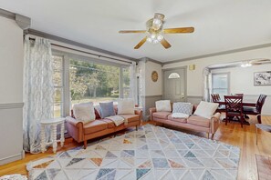 TV, offices - Lovely home with hot tub, pool, two kitchens, enclosed backyard, firepit & grill (New Buffalo)