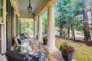Terrace/patio - Luxurious home with woodstove, fireplace, & screened porch - walk everywhere (Saugatuck)