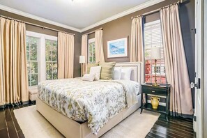 3 bedrooms, desk, iron/ironing board, WiFi - Luxurious home with woodstove, fireplace, & screened porch - walk everywhere (Saugatuck)