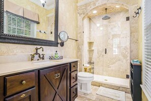 Shower, hair dryer, towels - Luxurious home with woodstove, fireplace, & screened porch - walk everywhere (Saugatuck)
