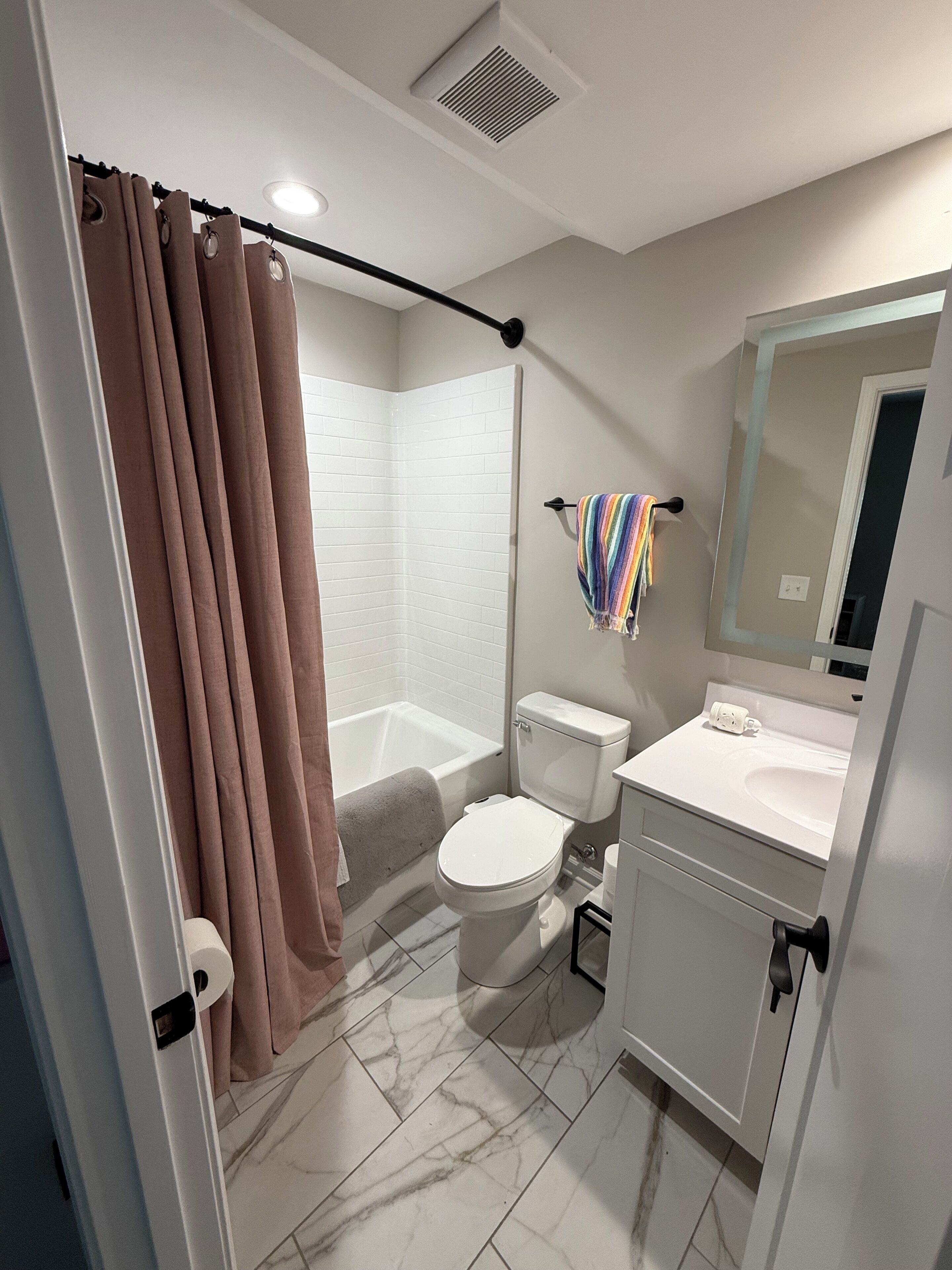 Secadora de cabello, toallas, jabón, papel de baño 