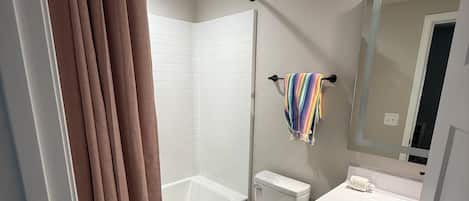 Secadora de cabello, toallas, jabón, papel de baño