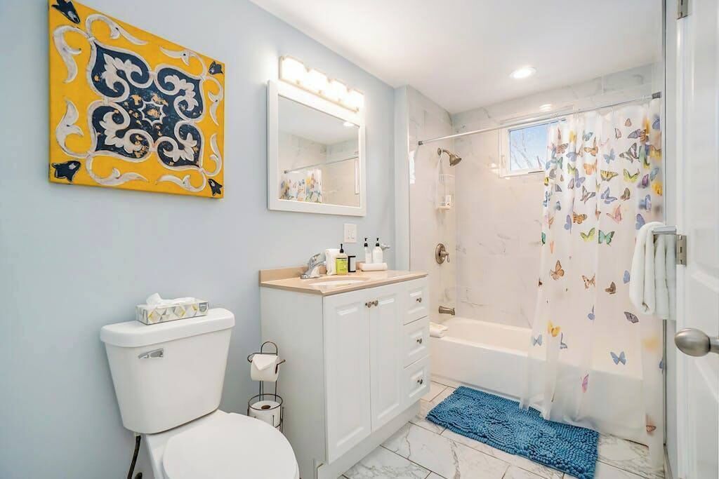 Ein Badezimmer mit Toilette, Waschbecken, Waschtisch und Dusche.