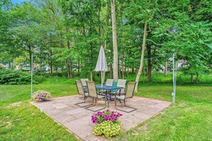 Outdoor dining - Dog-friendly house with private washer/dryer, Pack 'n Play, gas grill (South Haven)