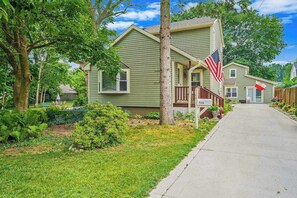 Exterior - Dog-friendly house with private washer/dryer, Pack 'n Play, gas grill (South Haven)