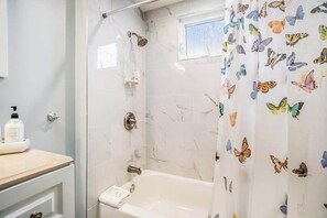 Shower, hair dryer, towels - Dog-friendly house with private washer/dryer, Pack 'n Play, gas grill (South Haven)