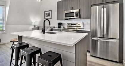 Downtown riverfront condo walkable to dining, shopping & nightlife