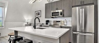 Downtown riverfront condo walkable to dining, shopping & nightlife