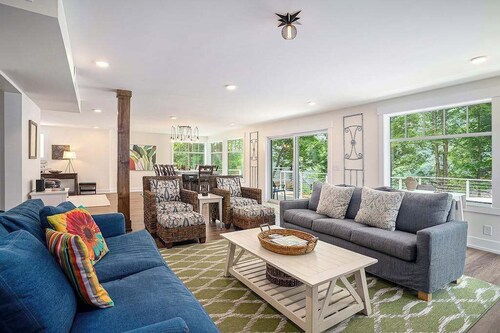 Spacious, riverfront new-build with wooded surroundings - minutes to town