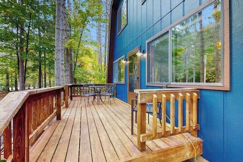 Spacious chalet with deck, grill & firepit w/ Crystal Mountain Amenities