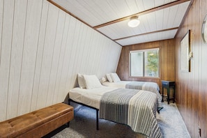 4 bedrooms, iron/ironing board, WiFi, bed sheets - Spacious chalet with deck, grill & firepit w/ Crystal Mountain Amenities (Thompsonville)