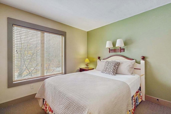 2 bedrooms, iron/ironing board, Internet, bed sheets - Mountain Condo at Crystal Mountain Resort - Walk to Lifts and Golf (Thompsonville)