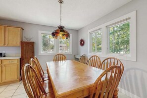 Dining - Comfy All Seasons Retreat, Ski-and-Golf Getaway ‚Äì Walk to Crystal Mountain! (Thompsonville)