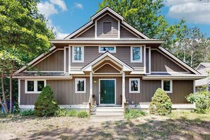 Exterior - Comfy All Seasons Retreat, Ski-and-Golf Getaway ‚Äì Walk to Crystal Mountain! (Thompsonville)
