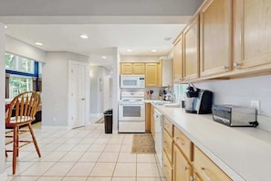 Fridge, microwave, oven, stovetop - Comfy All Seasons Retreat, Ski-and-Golf Getaway ‚Äì Walk to Crystal Mountain! (Thompsonville)