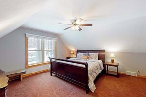 5 bedrooms, travel cot, WiFi, bed sheets - Resort home with private indoor hot tub, game room, firepit, bikes, Ping-Pong (Thompsonville)