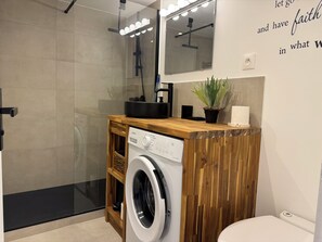 Douche, séchoir à cheveux, serviettes fournies, savon