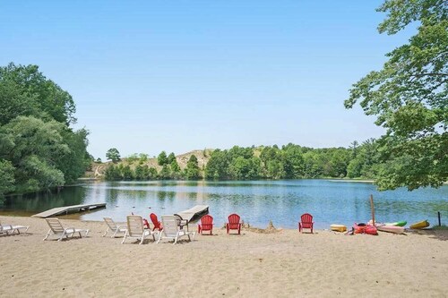 Goshorn Lake's Endless Summer | Cottage in Saugatuck w/ pool access