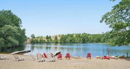 Goshorn Lake's Endless Summer | Cottage in Saugatuck w/ pool access