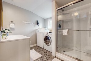 Een douche, een haardroger, handdoeken