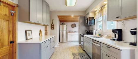 Refrigerador, microondas, horno y parrilla de estufa