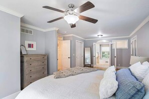 4 bedrooms, desk, travel cot, WiFi - Relaxing home with private pool, hot tub, game room, & fireplace (Stevensville)