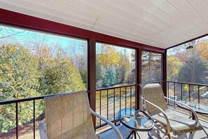 Property grounds - Riverfront Cabin with Stunning Views, Fire pit, Gas Grill & WIFI (Thompsonville)