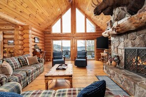 Smart TV y chimenea 