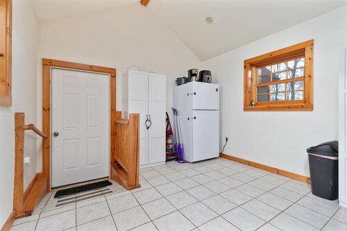 Luxury Deep Creek Lake Cabin - Hot Tub, Fire Pit, Lake Views, Sleeps 14