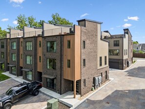 Exterior - Exclusive townhome ft. rooftop lounge with hot tub (Nashville)