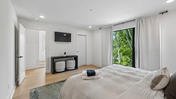 Tabla de planchar con plancha, wifi y ropa de cama