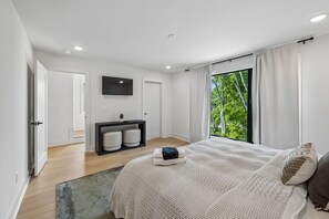Tabla de planchar con plancha, wifi y ropa de cama 