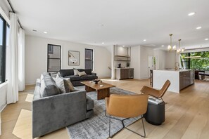 TV, fireplace, offices - Exclusive townhome ft. rooftop lounge with hot tub (Nashville)