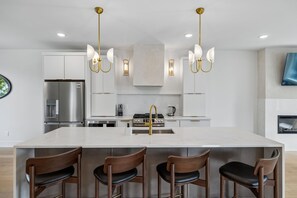 Fridge, microwave, oven, stovetop - Exclusive townhome ft. rooftop lounge with hot tub (Nashville)