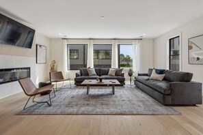 TV, fireplace, offices - Exclusive townhome ft. rooftop lounge with hot tub (Nashville)