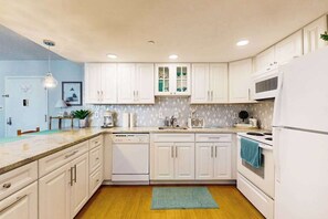 Fridge, microwave, oven, stovetop - 17th-floor ocean-view condo with game room, in/outdoor pools, tennis, saunas, AC (Ocean City)