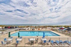 Pool - 17th-floor ocean-view condo with game room, in/outdoor pools, tennis, saunas, AC (Ocean City)