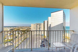 Property grounds - 17th-floor ocean-view condo with game room, in/outdoor pools, tennis, saunas, AC (Ocean City)