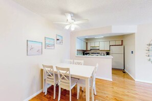 Dining - Coastal get away with pools, deck & central AC - close to shops & dining (Ocean City)