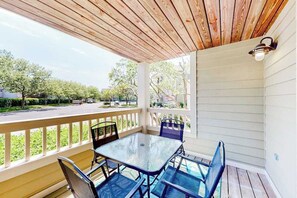 Outdoor dining - Coastal get away with pools, deck & central AC - close to shops & dining (Ocean City)