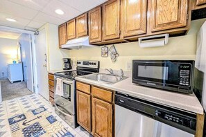Fridge, microwave, oven, stovetop - Decatur House 207 (Ocean City)