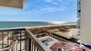 Un balcone con vista sulla spiaggia e sull'oceano.
