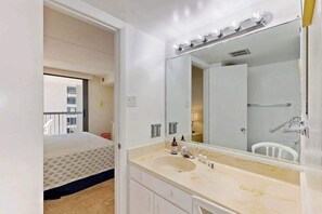 Shower, hair dryer, towels - Oceanfront condo with beach access, indoor/outdoor pools, movie theater, & sauna (Ocean City)