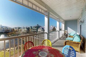 Outdoor dining - Fountain-view 4th-floor condo with 3 private beaches, pools, gym, balcony, W/D (Ocean City)