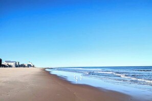 Beach - Fountain-view 4th-floor condo with 3 private beaches, pools, gym, balcony, W/D (Ocean City)