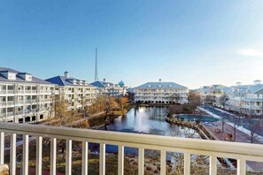 Property grounds - Fountain-view 4th-floor condo with 3 private beaches, pools, gym, balcony, W/D (Ocean City)