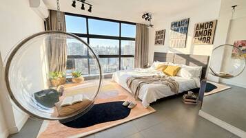 Departamento, vista a la ciudad | Camas con efecto memoria y tabla de planchar con plancha