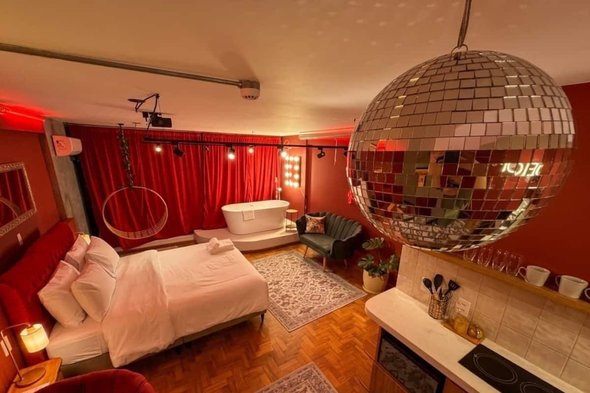 Departamento romántico, vista a la ciudad | Camas con efecto memoria y tabla de planchar con plancha